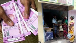 தமிழகத்தில் கொரோனா நிவாரண நிதி ரூ2,000 வழங்கும் பணி தொடங்கியது! 