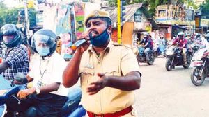 பாட்டு பாடி கொரோனா விழிப்புணர்வூட்டும் போலீஸ்காரர் பாலா.. கைகளை தட்டி உற்சாகமூட்டும் மதுரைவாசிகள்..!