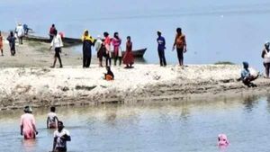 விஷ ஊசி என வதந்தி.. கொரோனா தடுப்பூசி போட மறுத்து சரயு ஆற்றில் குதித்த உ.பி. கிராமத்தினர்! 