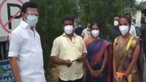 மயங்கி விழுந்த பாட்டிக்கு உதவிய இளையராணி... நேரில் பாராட்டி பரிசளித்த முதல்வர் மு.க ஸ்டாலின் 