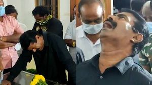 அப்பாவின் உடலை பார்த்து.. கதறி அழுது கண்ணீர்விட்ட சீமான்.. கலங்க வைக்கும் வீடியோ! 