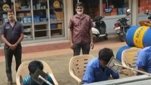 12 மூலிகைகள்.. பைப் மூலம் அனுப்பி ஆவி பிடித்தல்.. சங்ககிரி பெட்ரோல் பங்கில் புதிய முயற்சி 