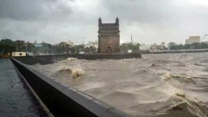டவ்-தே புயல்.. 273 பேருடன் மும்பை கடலில் மூழ்கிய ஓஎன்ஜிசி கப்பல்.. 127 பேர் மாயம்.. தேடுதல் வேட்டை 