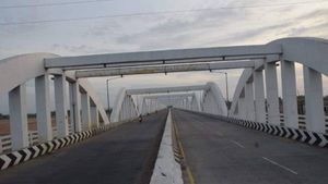 திருச்சியில் முழு லாக்டவுன்.. மக்கள் நடமாட்டமின்றி வெறிச்சோடி கிடந்த மலைக்கோட்டை, காவிரி பாலம்!