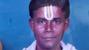திருமலை ஏழுமலையான் கோவிலின் முன்னாள் ஊழியர் வீட்டில் கட்டுக்கட்டாக பணம்..குவியல் குவியலாக நாணயங்கள் 