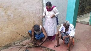 அந்தப் பக்கம் அப்பா.. இந்தப் பக்கம் மனைவி.. 2 