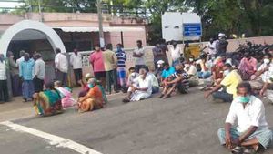 கால்கடுக்க காத்திருந்த மக்கள்.. ஏமாற்றிய அதிகாரிகள்.. திடீர் சாலை மறியல்.. கொதிப்படைந்த கோவை! 