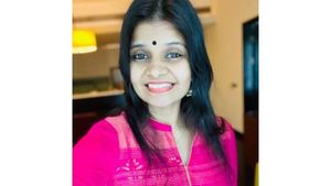 அட யாருங்க இது!.. நெட்டிசன்கள் கொண்டாடும் திருவாரூர் கலெக்டர் காயத்ரி கிருஷ்ணன்.. வைரல் பின்னணி! 