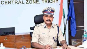  ஆசிரியர் மீது வரும் பாலியல் புகாருக்கு கடும் நடவடிக்கை - மத்திய மண்டல ஐஜி உறுதி 