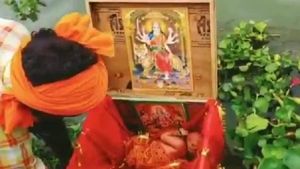 கர்ணன் போல மரப்பெட்டி.. சிவப்பு பட்டு போர்த்தி கங்கையில் மிதந்து வந்த பெண் குழந்தை 