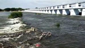 மேட்டூரில் இருந்து முக்கொம்புக்கு பொங்கி வந்த காவேரி... நெல்மணிகள், மலர்கள் தூவி வரவேற்ற விவசாயிகள் 