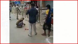 கடையை இனி மூடக்கூடாது.. தேங்காய் உடைத்து சூடம் ஏற்றிய குடிக்காரர்.. சாக்லேட் கொடுத்தும் கொண்டாட்டம் 