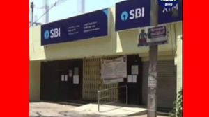 பேங்க் செக்யூரிட்டிக்கு செம ஐடியா.. ஏடிஎம் மெஷினில் வேப்பிலை.. கொரோனாவிலிருந்து காக்க நூதன முயற்சி!