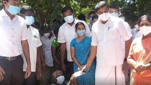 இந்த 1500ஐ வாங்கிக்க ராசா..  அமைச்சர் சாமிநாதனை நெகிழவைத்த மாற்றுத்திறனாளி அருக்காணி பாட்டி! 