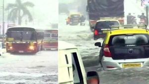 கொட்டியது பருவமழை.. முதல் நாளே நீரில் தத்தளிக்கும் மும்பை.. பஸ், ரயில் போக்குவரத்து கடும் பாதிப்பு