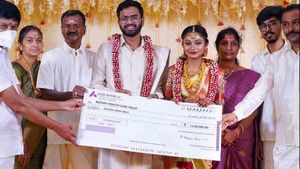கொரோனாவால் எளிமையாக நடந்த திருமணம்.. மிச்சமான 37.66 லட்ச ரூபாயை.. கொரோனா பணிகளுக்கு வழங்கிய தம்பதி