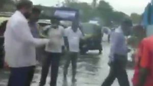மழை நீர் தேங்கிய சாலையில் கான்ட்ராக்டரை உட்கார வைத்து குப்பையை கொட்டி எம்எல்ஏ தண்டனை 