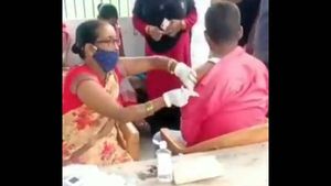  அடேங்கப்பா.. பீகாரில் மருந்தே இல்லாத சிரஞ்சில் எவ்வளவு அழகா..வலிக்காம தடுப்பூசி போடறாங்க இந்த அம்மா