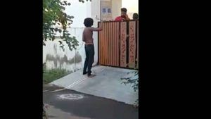 கோவையில் பட்டப் பகலில்.. பட்டா கத்தியுடன் ரவுடி அட்டகாசம்.. வீட்டு கேட்டை உடைக்கும் பரபர வீடியோ 