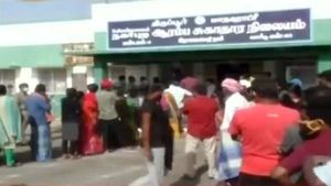 அதிகாலையிலிருந்து தடுப்பூசிக்கு காத்திருந்த வட மாநில தொழிலாளர்கள்.. ஆவேசமான திருப்பூர் மக்கள் 