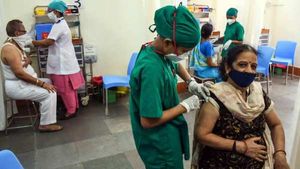 மும்பை தனியார் மருத்துவமனைகளில் குவிந்துள்ள தடுப்பூசி.. மாநகராட்சியிடமிருப்பதை விட 4 மடங்கு அதிகம் 