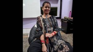 மாமனாரின் துப்பாக்கியுடன் செல்பி.. டிரிக்கராகி கழுத்தில் பாய்ந்த தோட்டா.. மருமகள் பலி! 
