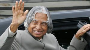 ஏவுகணை நாயகன் டாக்டர் அப்துல் கலாம் 90வது பிறந்தநாள் - ராமேஸ்வரம் நினைவிடத்தில் மலர்தூவி மரியாதை 
