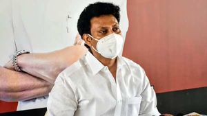 பேனர் -போஸ்டர் கலாச்சாரம் வேண்டாம்... நிர்வாகிகளுக்கு அமைச்சர் அன்பில் மகேஸ் அறிவுறுத்தல்..! 
