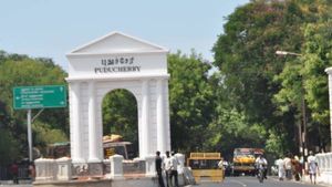 புதுச்சேரியில்..  நாளை பள்ளி, கல்லூரிகள் திறக்கப்படாது.. அரசு திடீர் அறிவிப்பு.. ஏன்.. என்னாச்சு? 