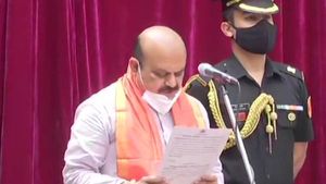 காவி துண்டுடன்.. கர்நாடக முதல்வராக பதவியேற்றார் பசவராஜ் பொம்மை.. அமைச்சர்கள் பதவியேற்கவில்லை! 