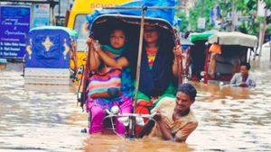 மகாராஷ்டிரா மழை : ஆறுகளில் பெருகிய வெள்ளம்... உடைந்த பாலம் - சிக்கித்தவித்த பச்சிளம் குழந்தை மீட்பு