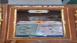 சிவன்மலை ஆண்டவன் உத்தரவு பெட்டியில் பஞ்சாங்கம், ஆதார், ரூ10 நாணயங்கள் வைத்து பூஜை.. என்ன நடக்கும்? 