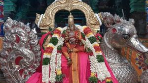 ஆடி முளைக்கொட்டு திருவிழா: அன்ன வாகனத்தில் அருள்பாலித்த மதுரை மீனாட்சியம்மன் 