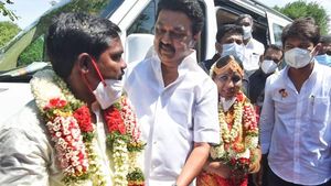 மணக்கோலத்தில் மெயின் ரோட்டில் காத்திருந்த ஜோடி.. கவனித்த ஸ்டாலின்.. திடீரென வந்து.. செம்ம சர்ப்ரைஸ்! 