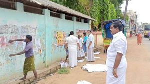 பள்ளி சுவற்றில் பிறந்த நாள் போஸ்டர்.. திமுக எம்எல்ஏ செய்த சூப்பர் காரியம்..  குளித்தலையில் ஆச்சர்யம் 