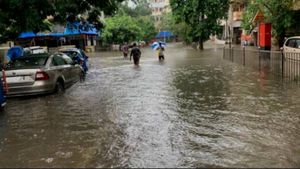 மகாராஷ்டிராவில் நீடிக்கும் கனமழை - வெள்ளத்தில் தத்தளிக்கும் மக்களை மீட்கும் பணிகள் தீவிரம் 