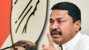 மாநில அரசு உளவு பார்ப்பதாக பரபர புகார்: கூட்டணி கட்சிகள் கோபம்- மகா. காங். தலைவர் அந்தர் பல்டி 