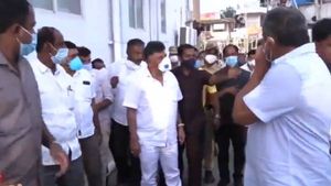 தோளில் கை வைத்த தொண்டர்.. கடுப்பாகி 'பளார்' விட்ட கர்நாடகா காங்கிரஸ் தலைவர்.. வைரல் வீடியோ