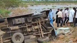 நாகையில் சுற்றுலா வந்த வேன் தலைகீழ் கவிழ்ந்து விபத்து.. குழந்தைகள், பெண்கள் உட்பட 16 பேர் படுகாயம் 