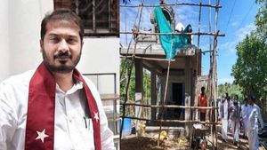 மலரும் மத நல்லிணக்கம்... காளியம்மன் கோயிலுக்கு சிமெண்ட் மூட்டைகள் அளித்த தமிமுன் அன்சாரி..! 