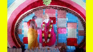  சாய்பாபாவுக்கு 3 லட்சம் மாத்திரைகள்.. 10 ஆயிரம் மாஸ்க்குகள்.. எங்கேன்னு பாருங்க.. அசந்துபோன மக்கள்