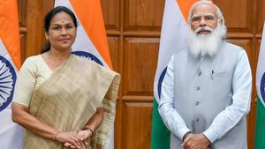 எடியூரப்பா நிழல்...  கேரளாவுடன் இடைவிடாத மல்லுக்கட்டு.. மத்திய அமைச்சரான கர்நாடகாவின் ஷோபா! 