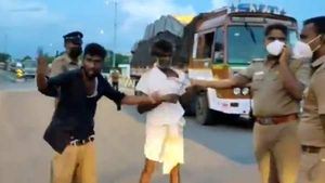 சந்தனக் கடத்தல் வீரப்பனுக்கு ஆயுதங்கள் கடத்தியதே நாங்கதான்.. போலீஸிடம் 