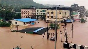 மழை வெள்ளத்தால் ஸ்தம்பித்த கொங்கன்...குடியிருப்புகள் முற்றிலும் மூழ்கின - போக்குவரத்து துண்டிப்பு 