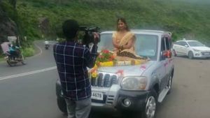 ஏடா கூடமாக 