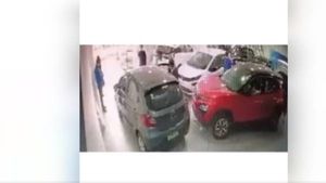 சிறு தவறால் வந்த வினை..  புது காருடன் மாடியில் இருந்து பாய்ந்த வாடிக்கையாளர்..  பதைபதைக்கும் வீடியோ!