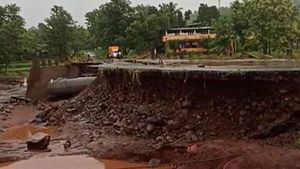 மகாராஷ்டிராவில் பயங்கர நிலச்சரிவு- 36 பேர் பலி; மேலும் 30 பேரை மீட்கும் பணி தீவிரம்- மோடி இரங்கல் 