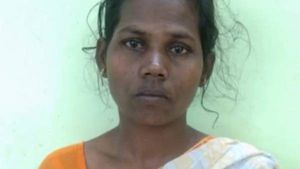 அப்பாவி போல் இருக்கிறாரே.. இவர்தான் வனிதா.. செய்த காரியம் இருக்கே.. திகைத்துப்போன திண்டுக்கல் 