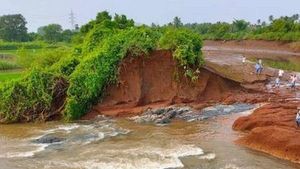 கீழ்பவானி கால்வாயிலும் கட்டுமானம் வீக்.. உடைந்து ஓடிய தண்ணீர்.. வெள்ளத்தில் மிதக்கும் 5 கிராமங்கள் 