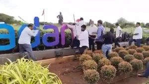 மும்பை விமான நிலையத்தில் அதானி பெயர் பலகை.. அடித்து நொறுக்கிய சிவசேனா தொண்டர்கள்.. வைரல் வீடியோ